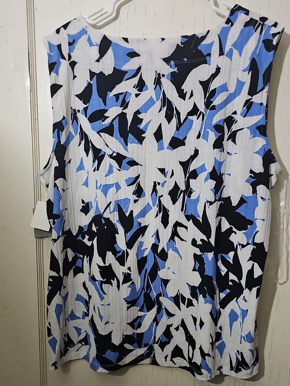 Kasper Women's Sleeveless Pleated Blouse in White, Blue & Black - Picture 2 of 3